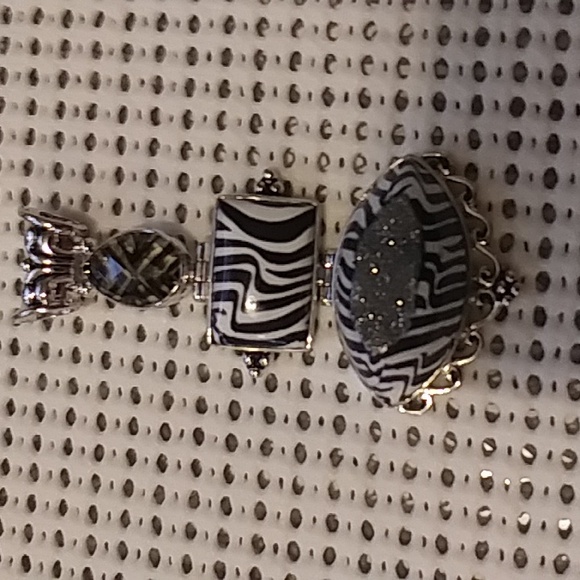 Sajen Pendant - Picture 2 of 8